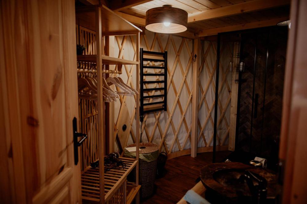 Jurty Z Widokiem, Prywatna Balia- Dzikolas Glamping Krasnobród Buitenkant foto