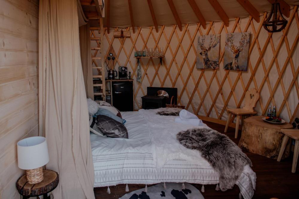 Jurty Z Widokiem, Prywatna Balia- Dzikolas Glamping Krasnobród Buitenkant foto